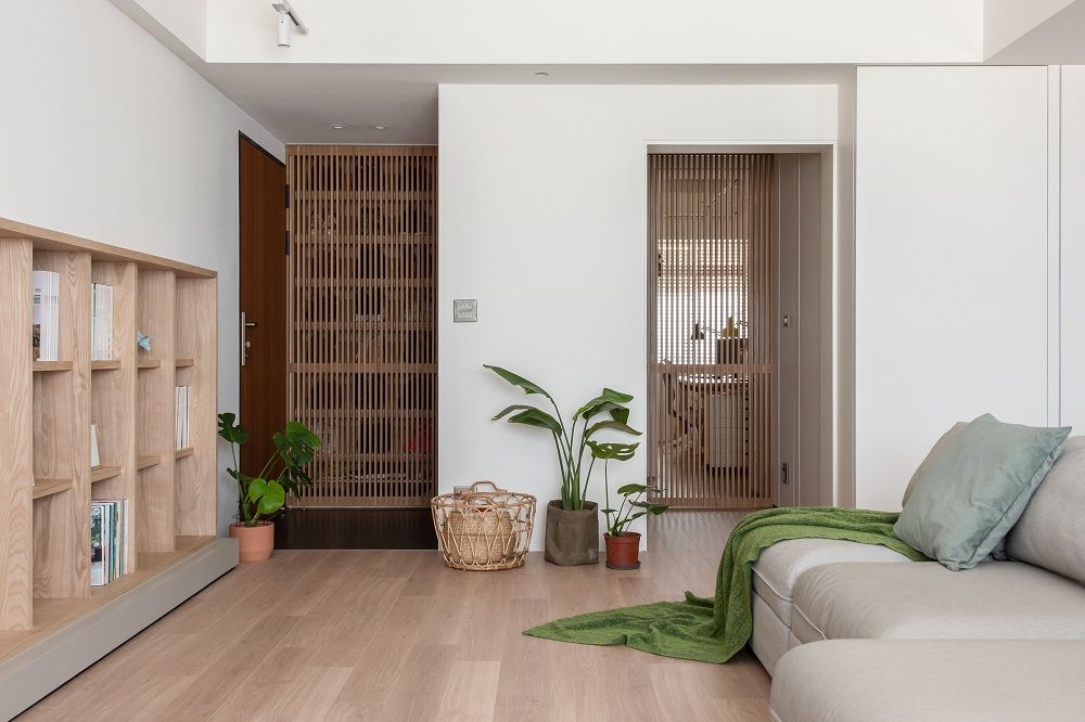 Cửa gỗ dạng lưới giúp căn hộ chung cư nhỏ thông thoáng hơn