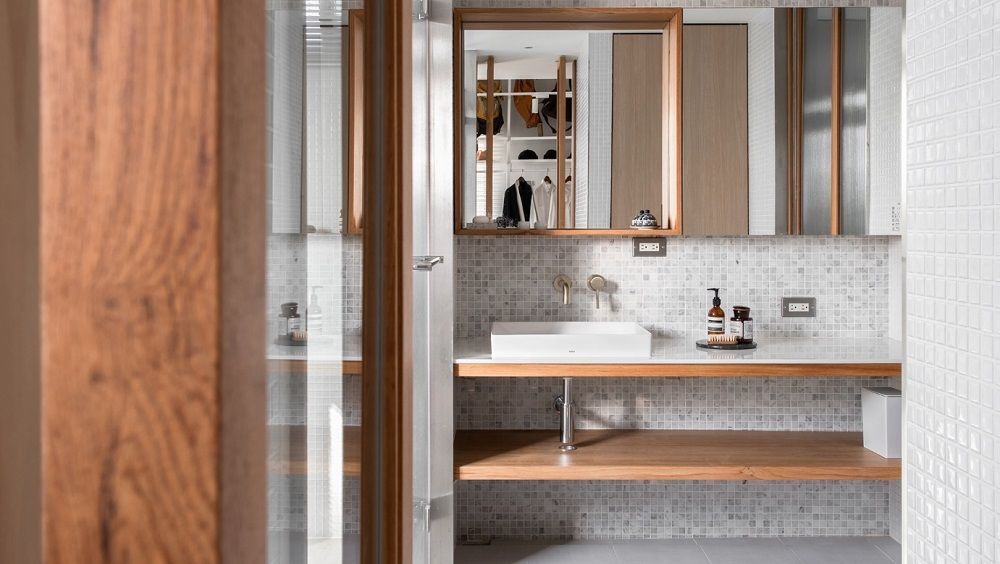 Phòng tắm vẫn sử dụng tông gỗ hòa hợp với tổng thể của ngôi nhà